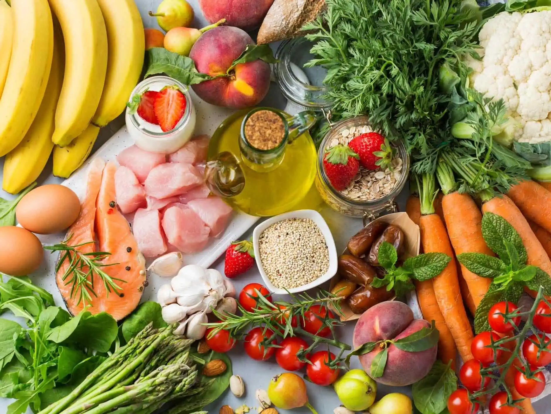 variedade de alimentos naturais como frutas, vegetais e proteínas em alimentação equilibrada para reeducação alimentar
