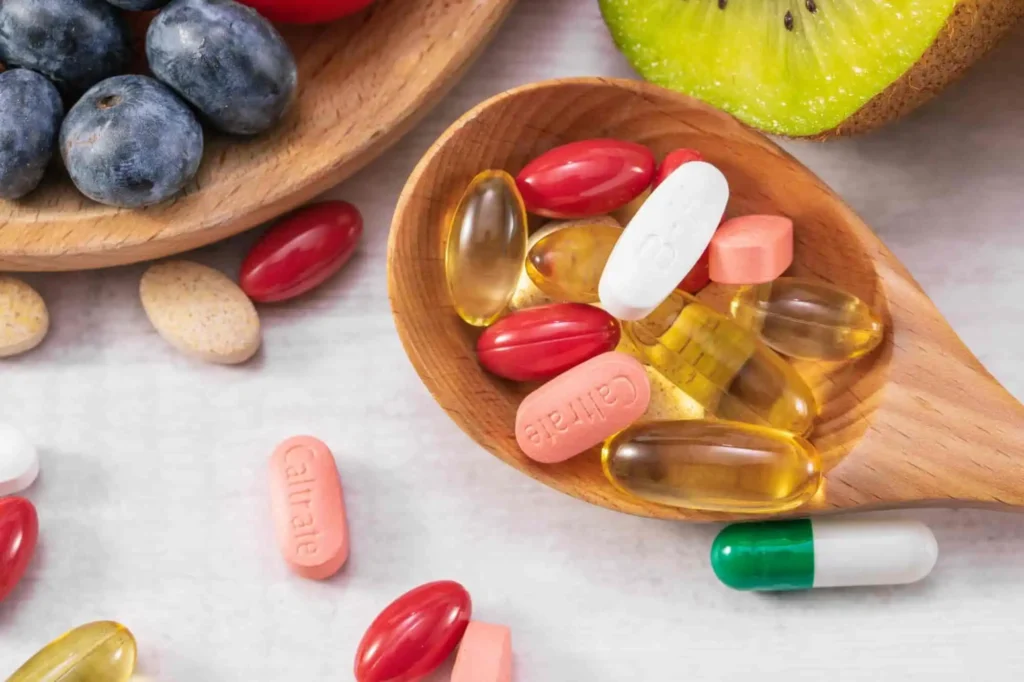 cápsulas de suplementos como multivitamínicos e ômega 3 utilizadas em estratégia de suplementação nutricional